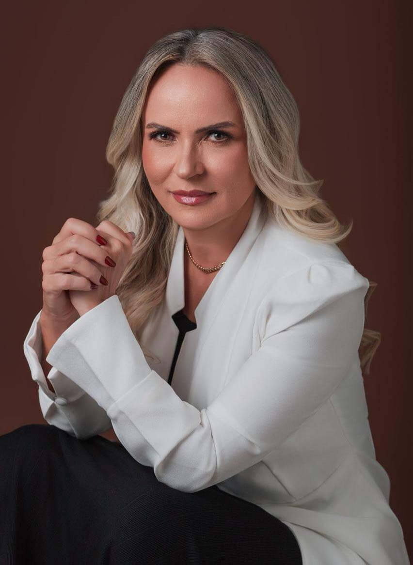 Dra. Paula Soares